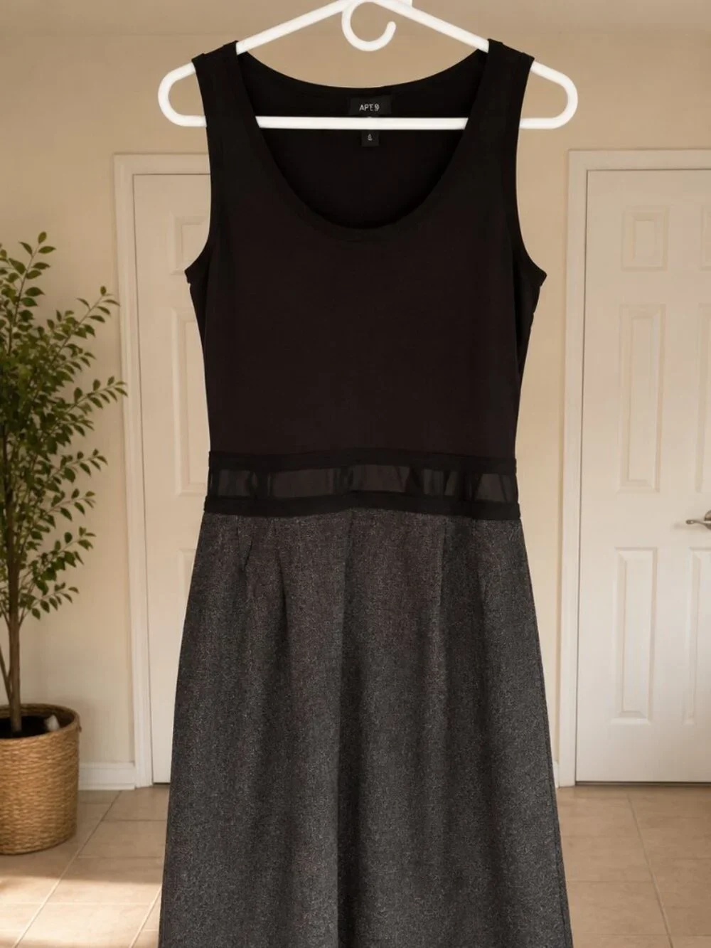 Banana Republic Sleeveless Colorblock Sheath Dress Black Gray Mesh Waist Size 2